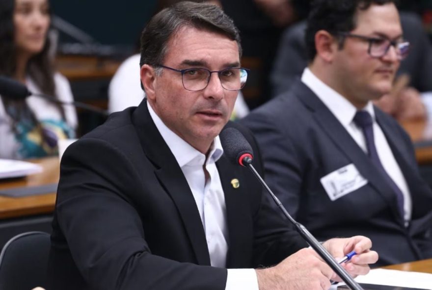 flavio-bolsonaro-critica-divulgacao-do-video-da-tornozeleira-de-jair-bolsonaro flavio-bolsonaro-critica-divulgacao-do-video-da-tornozeleira-de-jair-bolsonaro