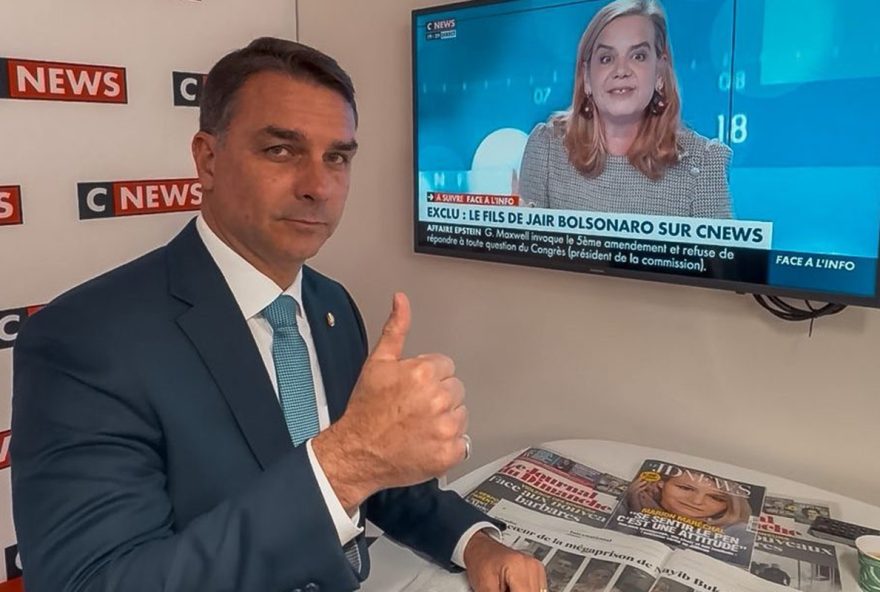 flavio-bolsonaro-critica-governo-lula-em-entrevista-na-tv-francesa flavio-bolsonaro-critica-governo-lula-em-entrevista-na-tv-francesa