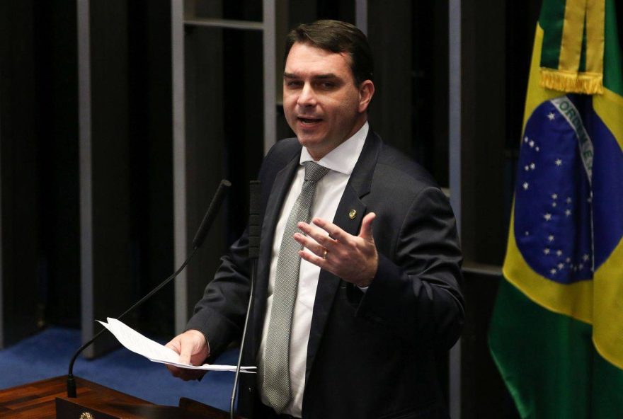 O senador Flavio Bolsonaro, durante sessao plenaria, para apreciar e votar as medidas provisorias.