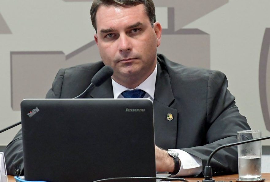 flavio-bolsonaro-critica-lula-e-associa-o-a-nicolas-maduro-em-video-polemico flavio-bolsonaro-critica-lula-e-associa-o-a-nicolas-maduro-em-video-polemico