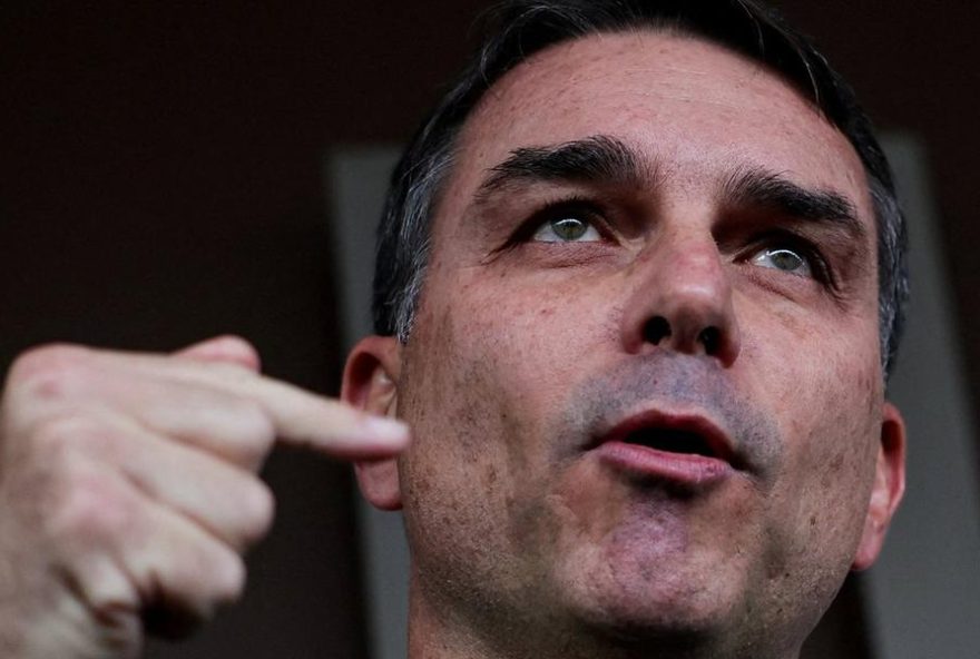 flavio-bolsonaro-critica-lula-e-o-stf-em-entrevista-a-canal-frances-de-ultradireita flavio-bolsonaro-critica-lula-e-o-stf-em-entrevista-a-canal-frances-de-ultradireita