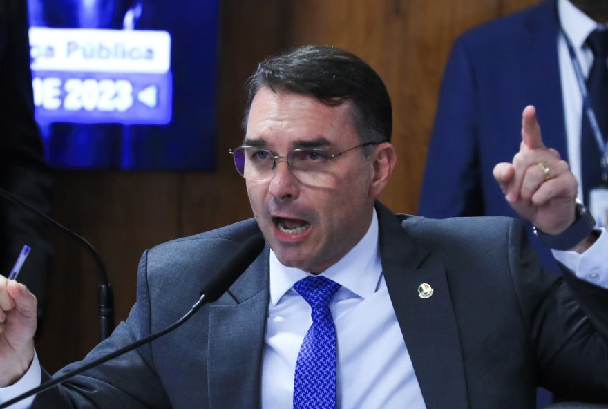 flavio-bolsonaro-critica-transferencia-do-pai-para-papuda-e-alega-risco-de-morte flavio-bolsonaro-critica-transferencia-do-pai-para-papuda-e-alega-risco-de-morte