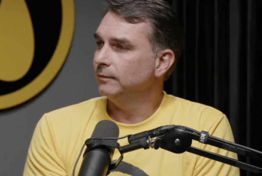 flavio-bolsonaro-critica-tratamento-de-bolsonaro-na-prisao