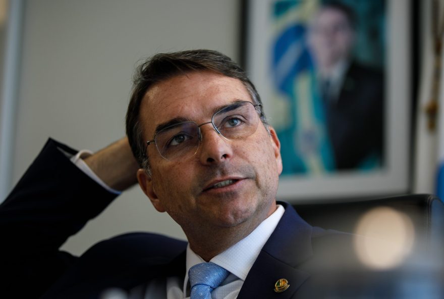 flavio-bolsonaro-desmente-tentativa-de-fuga-de-bolsonaro3A-mal-poderia-caminhar-1km