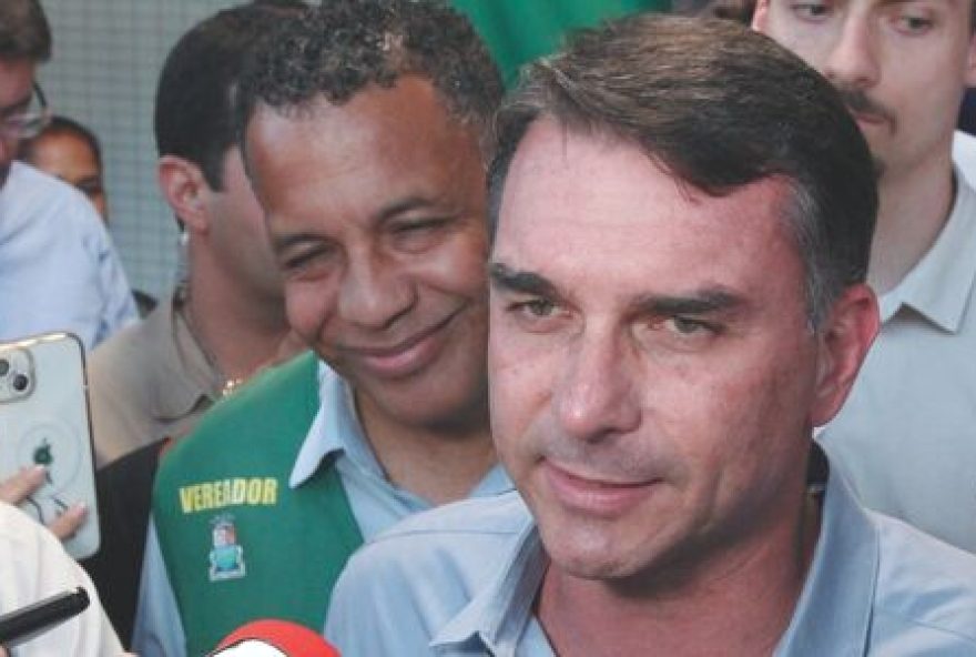 flavio-bolsonaro-destaca-diferencas-do-pai-e-critica-supremo-durante-visita-a-vitoria flavio-bolsonaro-destaca-diferencas-do-pai-e-critica-supremo-durante-visita-a-vitoria