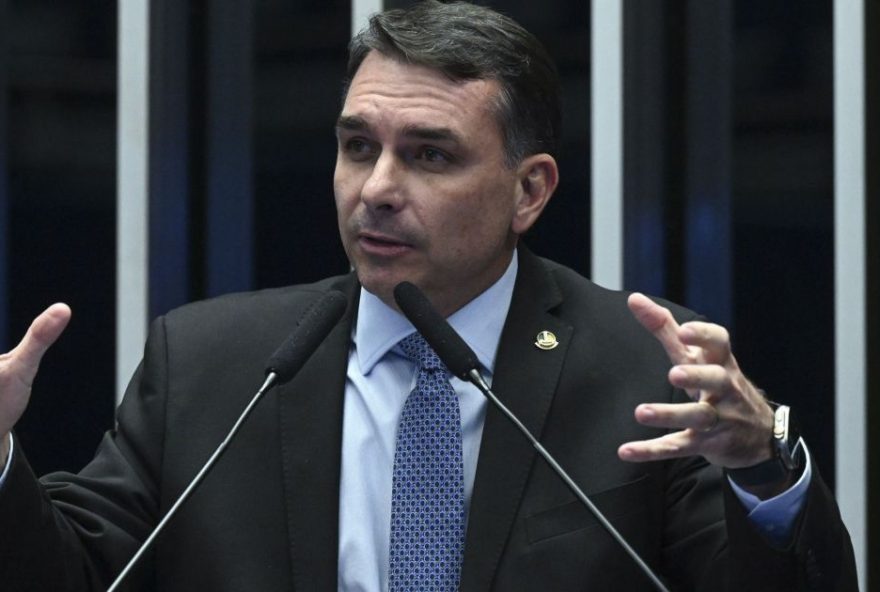 flavio-bolsonaro-destaca-uso-do-auxilio-covid-como-bandeira-de-campanha flavio-bolsonaro-destaca-uso-do-auxilio-covid-como-bandeira-de-campanha