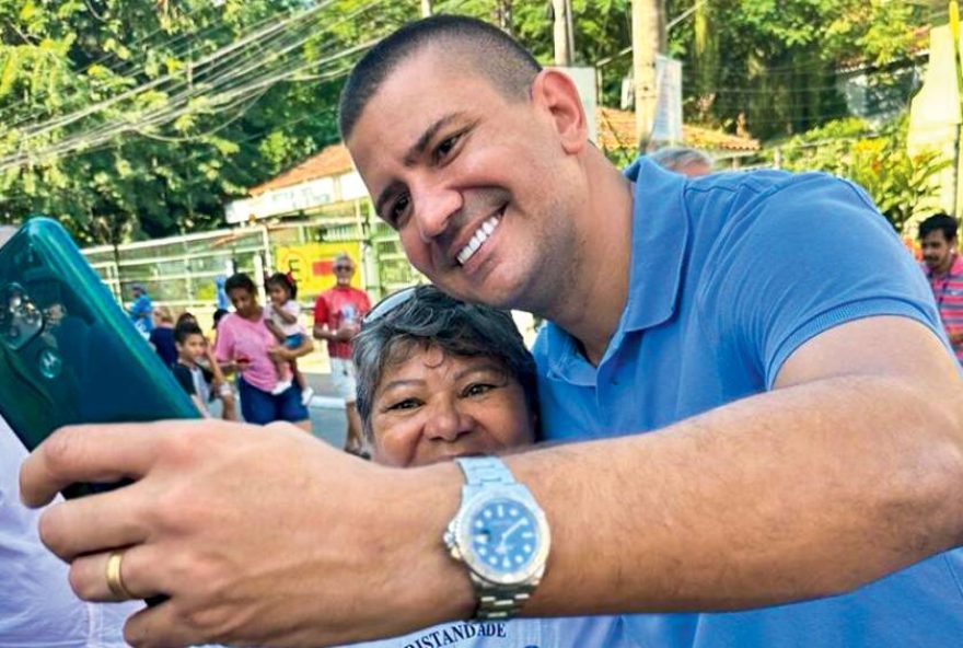 flavio-bolsonaro-e-castro-escolhem-douglas-ruas-como-candidato-ao-governo-do-rio