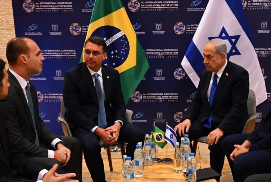 flavio-bolsonaro-e-eduardo-bolsonaro-participam-de-conferencia-em-israel flavio-bolsonaro-e-eduardo-bolsonaro-participam-de-conferencia-em-israel