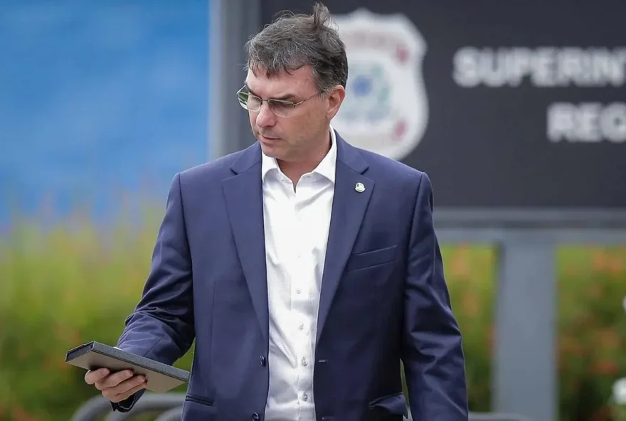 flavio-bolsonaro-e-o-interlocutor-de-jair-bolsonaro-na-prisao