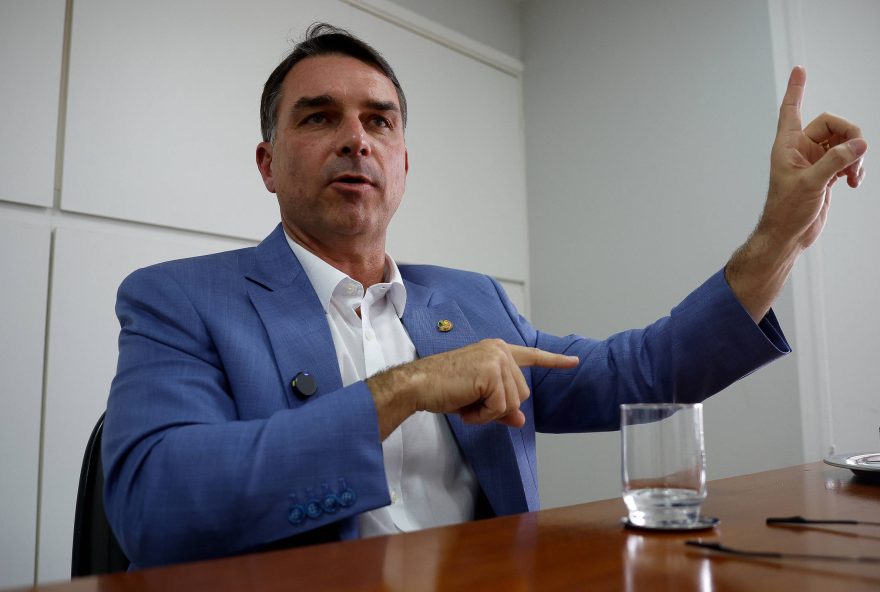 flavio-bolsonaro-enfrenta-desafios-e-incertezas-em-sua-pre-campanha flavio-bolsonaro-enfrenta-desafios-e-incertezas-em-sua-pre-campanha