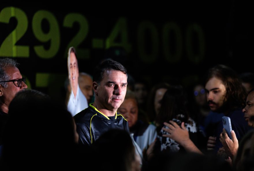 flavio-bolsonaro-esclarece-a-situacao-envolvendo-ciro-gomes-e-michelle-bolsonaro