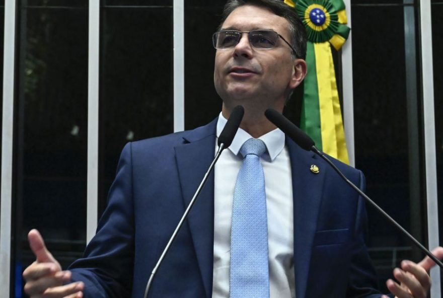 flavio-bolsonaro-fala-sobre-decisao-da-chapa-presidencial-durante-ato-da-direita flavio-bolsonaro-fala-sobre-decisao-da-chapa-presidencial-durante-ato-da-direita