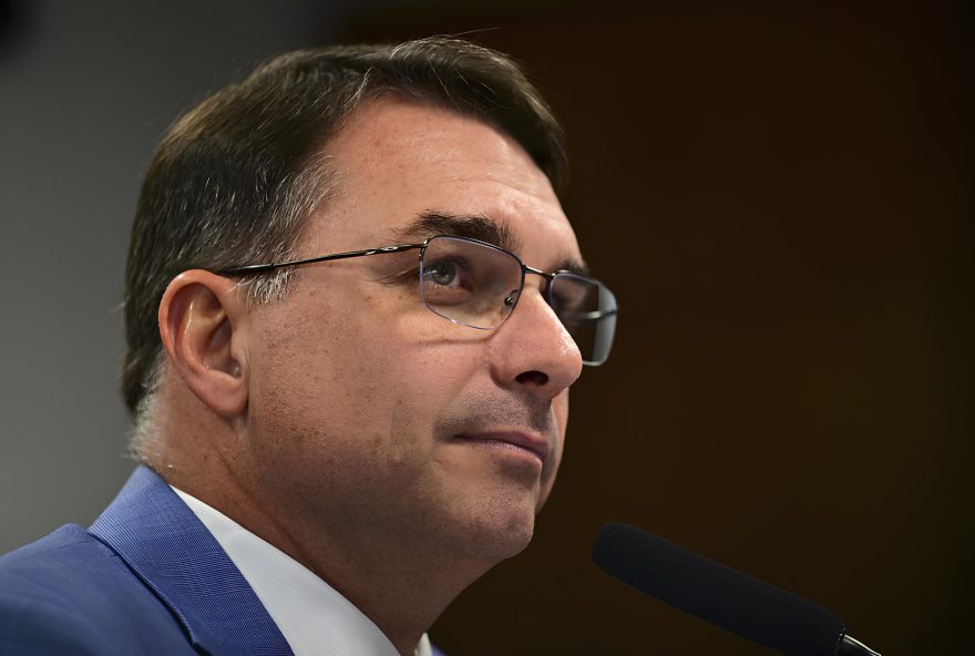 flavio-bolsonaro-faz-analogia-polemica-ao-comparar-lula-a-carro-velho flavio-bolsonaro-faz-analogia-polemica-ao-comparar-lula-a-carro-velho