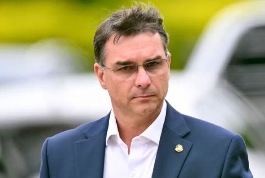 flavio-bolsonaro-faz-novo-aceno-as-mulheres-e-critica-seguranca-publica-do-pt