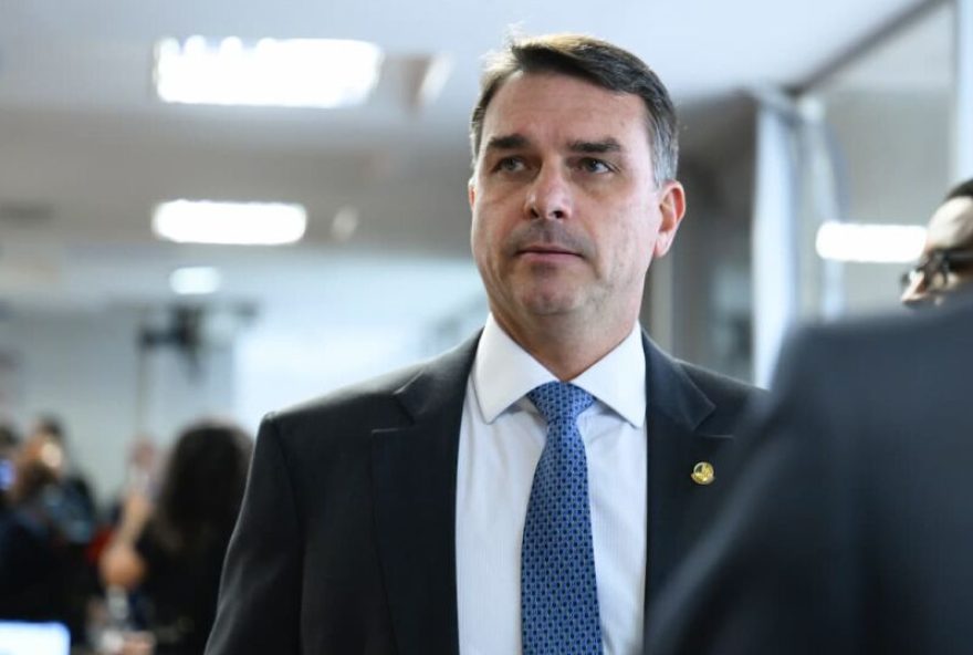 flavio-bolsonaro-faz-sua-primeira-viagem-internacional-como-pre-candidato-a-presidente flavio-bolsonaro-faz-sua-primeira-viagem-internacional-como-pre-candidato-a-presidente