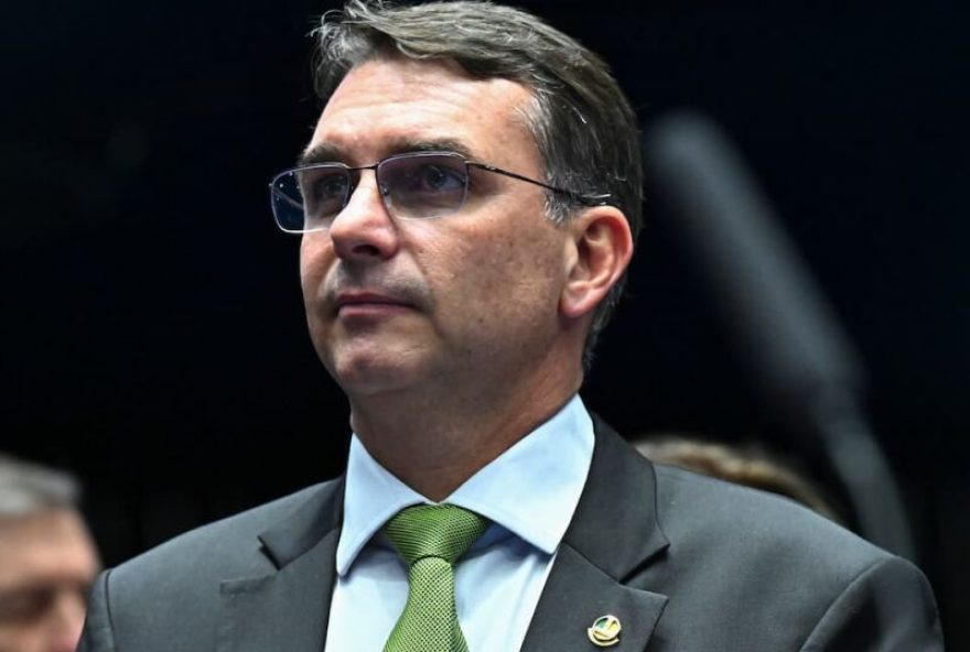 flavio-bolsonaro-incorpora-combate-ao-feminicidio-em-sua-campanha-eleitoral flavio-bolsonaro-incorpora-combate-ao-feminicidio-em-sua-campanha-eleitoral
