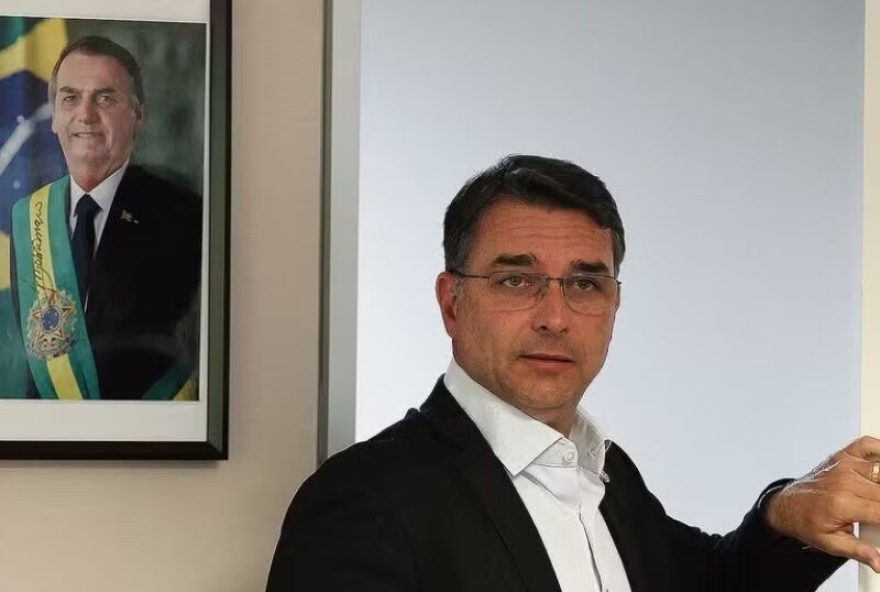 flavio-bolsonaro-inicia-giro-da-pre-campanha-entre-nordeste-e-sul-para-ampliar-presenca-onde-e-fraco flavio-bolsonaro-inicia-giro-da-pre-campanha-entre-nordeste-e-sul-para-ampliar-presenca-onde-e-fraco