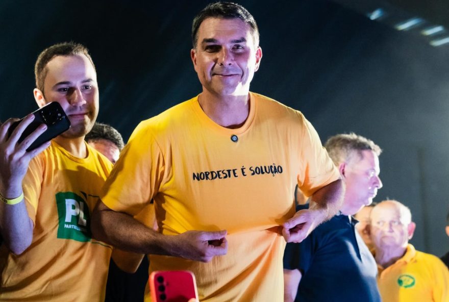 flavio-bolsonaro-inicia-pre-campanha-no-ne-com-defesa-de-domiciliar-para-o-pai flavio-bolsonaro-inicia-pre-campanha-no-ne-com-defesa-de-domiciliar-para-o-pai