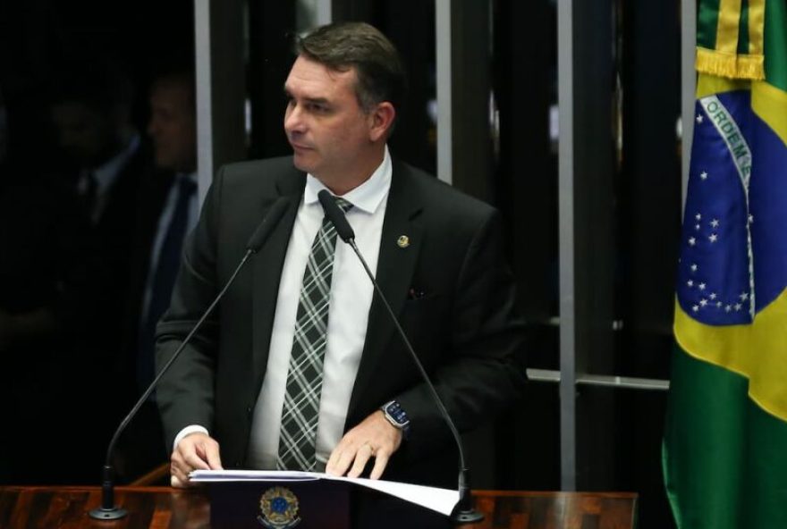 flavio-bolsonaro-mantem-portas-abertas-para-apoio-do-centrao flavio-bolsonaro-mantem-portas-abertas-para-apoio-do-centrao