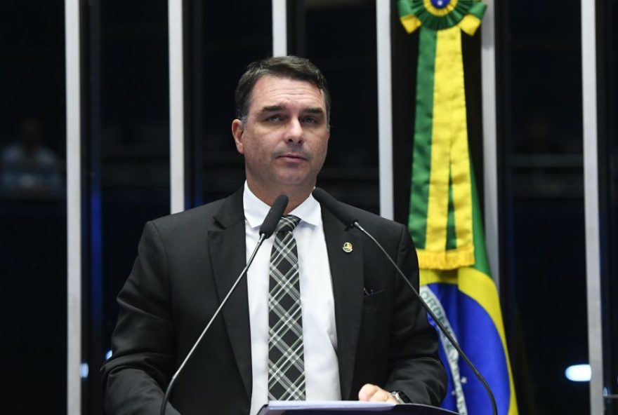 flavio-bolsonaro-menciona-22preco22-para-seguir-com-possivel-candidatura-ate-o-fim flavio-bolsonaro-menciona-22preco22-para-seguir-com-possivel-candidatura-ate-o-fim