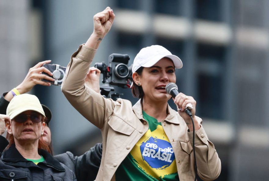 flavio-bolsonaro-menciona-michelle-como-possivel-pre-candidata-ao-senado-no-df flavio-bolsonaro-menciona-michelle-como-possivel-pre-candidata-ao-senado-no-df