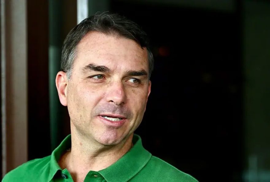 flavio-bolsonaro-nao-reage-a-aproximacao-de-partidos-do-centrao-com-lula3A-estrategia-politica-em-foco flavio-bolsonaro-nao-reage-a-aproximacao-de-partidos-do-centrao-com-lula3A-estrategia-politica-em-foco