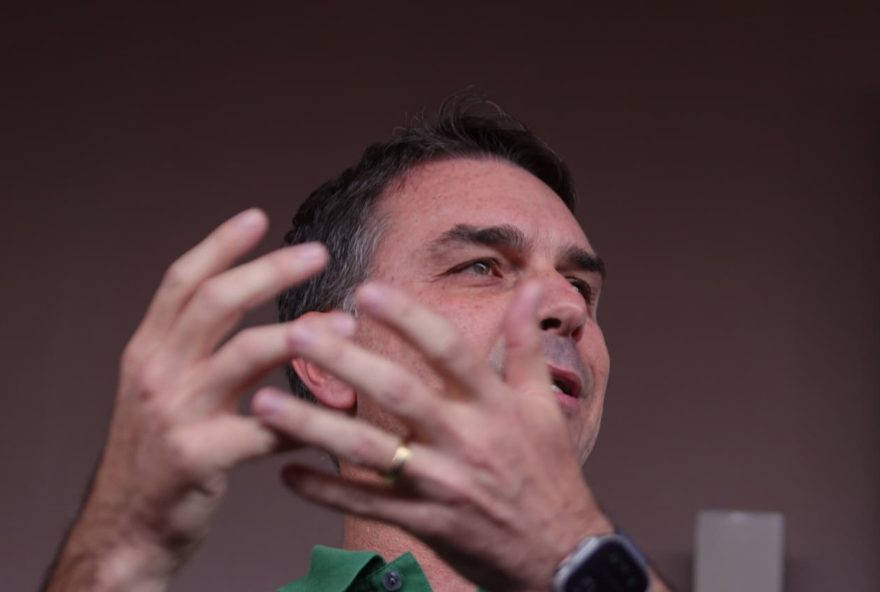 flavio-bolsonaro-nega-racha-e-elogia-tarcisio-apos-ser-escolhido-por-bolsonaro flavio-bolsonaro-nega-racha-e-elogia-tarcisio-apos-ser-escolhido-por-bolsonaro