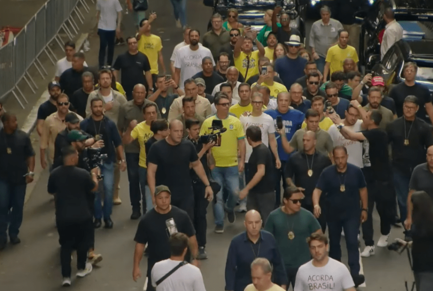 flavio-bolsonaro-participa-de-manifestacao-pela-1a-vez-como-pre-candidato-em-sp flavio-bolsonaro-participa-de-manifestacao-pela-1a-vez-como-pre-candidato-em-sp
