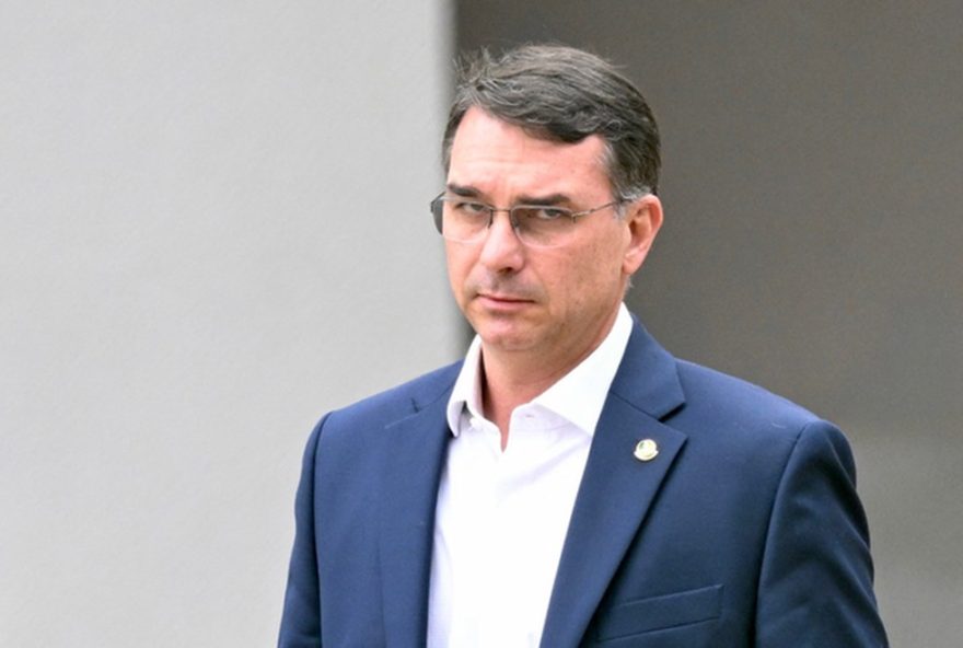 flavio-bolsonaro-passa-por-cirurgia-oftalmologica-em-brasilia-novidades-em-sua-saude flavio-bolsonaro-passa-por-cirurgia-oftalmologica-em-brasilia-novidades-em-sua-saude