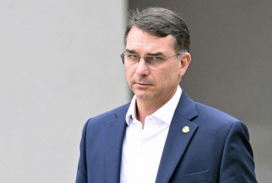 flavio-bolsonaro-passa-por-duas-cirurgias-em-brasilia-para-corrigir-grau-de-hipermetropia flavio-bolsonaro-passa-por-duas-cirurgias-em-brasilia-para-corrigir-grau-de-hipermetropia