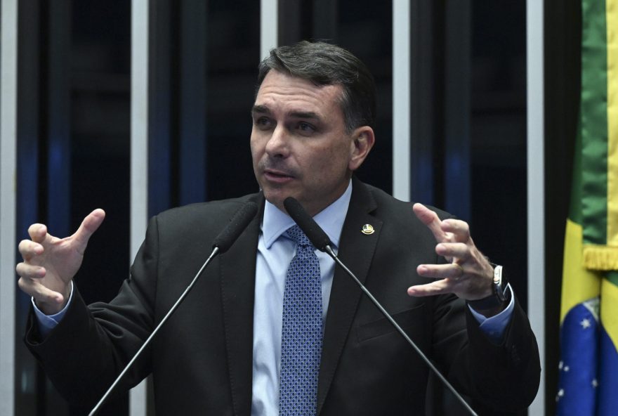 Plenário do Senado Plenário do Senado Federal durante sessão deliberativa ordinária. Ordem do dia.
Na pauta, o projeto de lei que determina a transferência preferencial para presídios federais de acusados ou condenados por homicídio de policiais e outras autoridades (PL 5.391/2020).
Senador Flávio Bolsonaro (PL-RJ) em discuro à tribuna.
Foto: Carlos Moura/Agência Senado