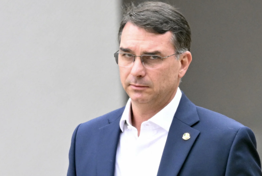 flavio-bolsonaro-pede-desculpas-a-michelle-por-divergencia-politica-no-ceara flavio-bolsonaro-pede-desculpas-a-michelle-por-divergencia-politica-no-ceara