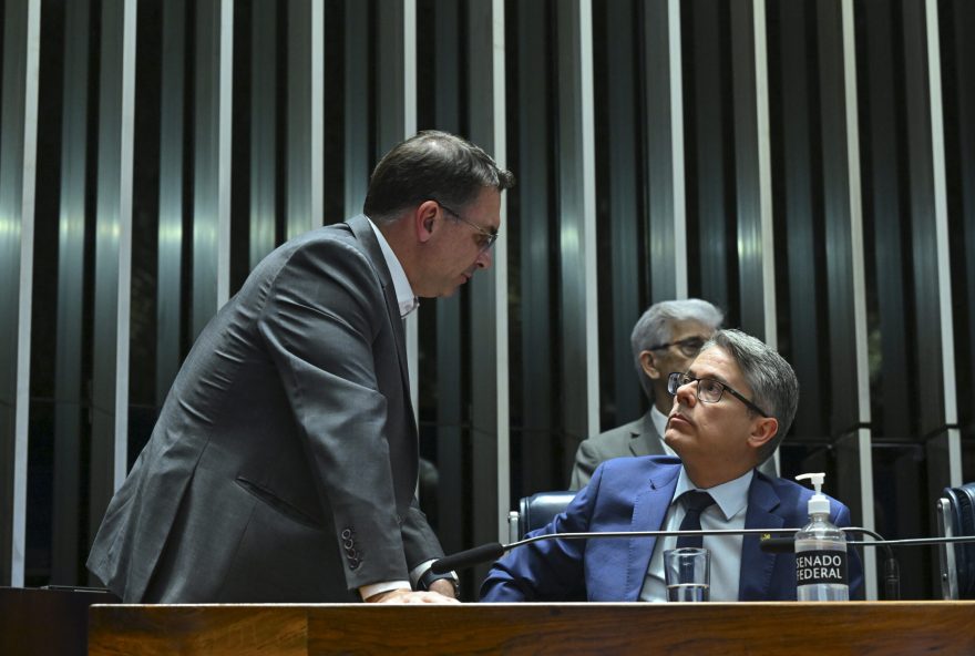 flavio-bolsonaro-pede-inclusao-de-haddad-e-rui-costa-em-pedido-de-cpi-do-master