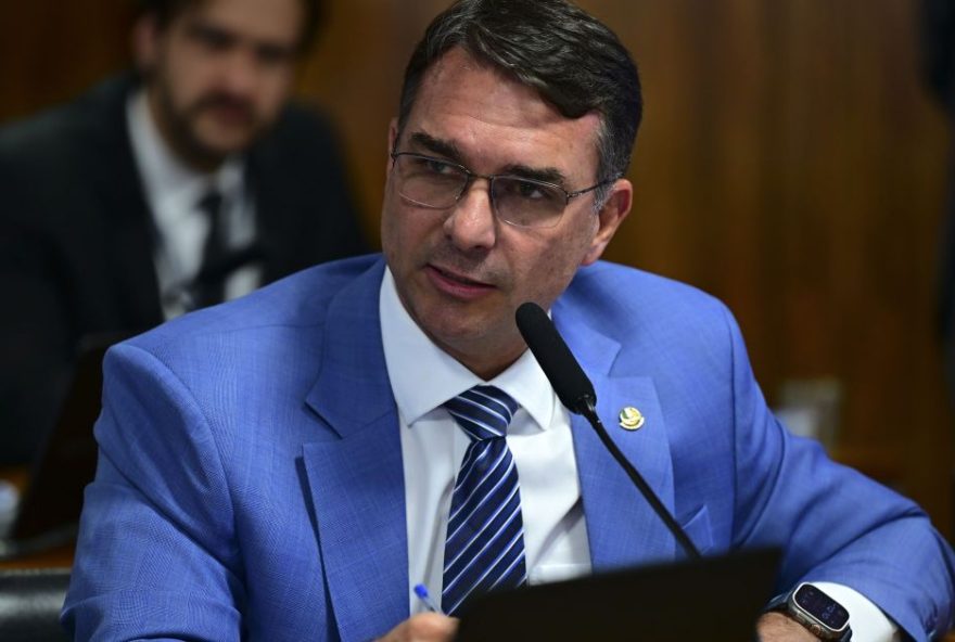 flavio-bolsonaro-pede-uniao-da-direita-em-video-citando-michelle-e-tarcisio