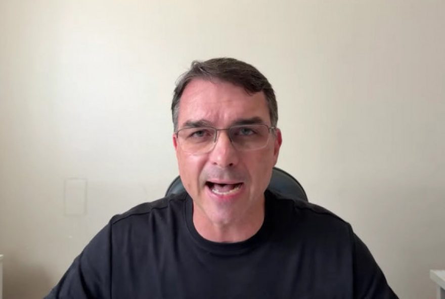 flavio-bolsonaro-prioriza-anistia-ao-ser-escolhido-para-disputa-a-presidencia