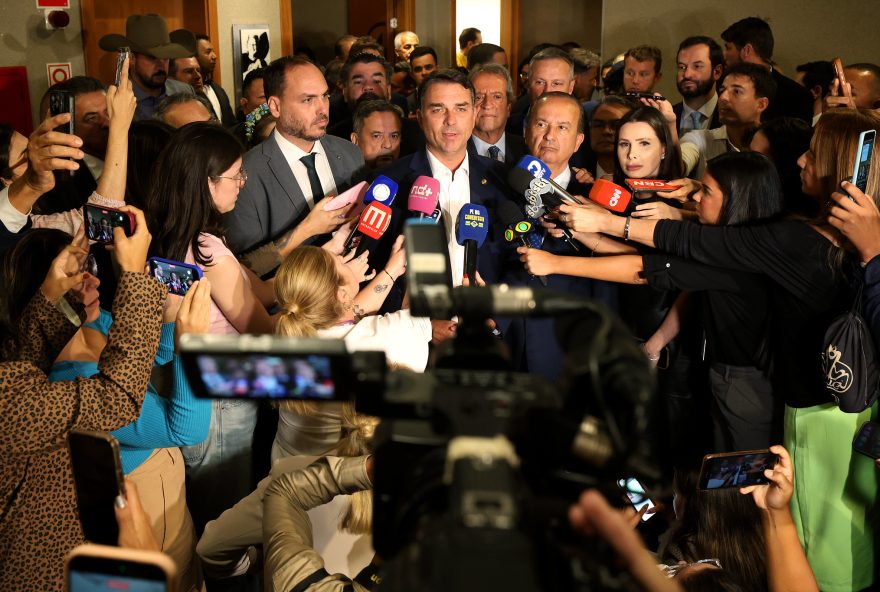 flavio-bolsonaro-propoe-fim-da-reeleicao-em-gesto-publico flavio-bolsonaro-propoe-fim-da-reeleicao-em-gesto-publico