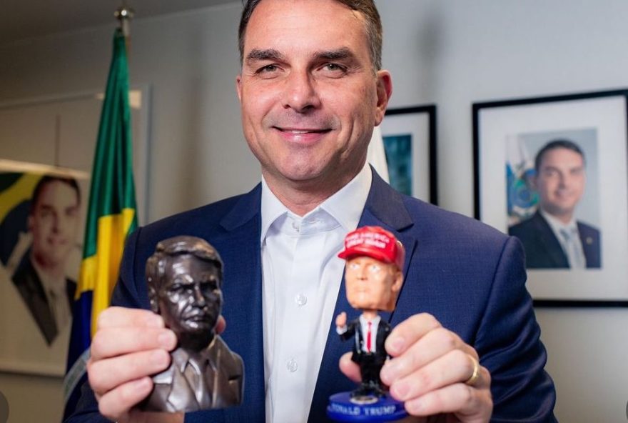 flavio-bolsonaro-propoe-trazer-modelo-economico-de-trump-para-o-brasil