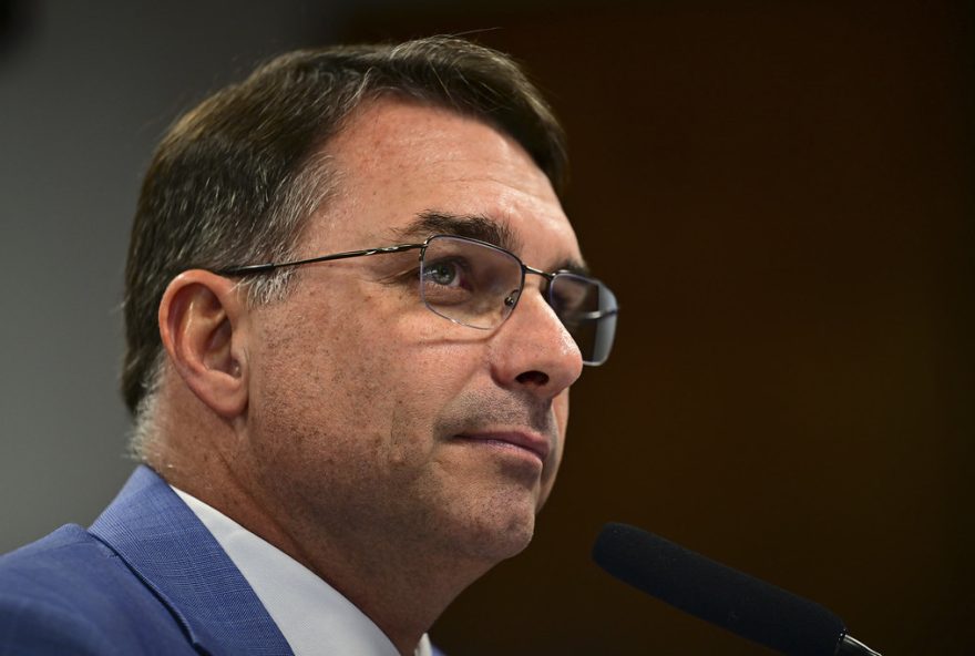flavio-bolsonaro-quer-maioridade-penal-de-14-anos-para-estupro flavio-bolsonaro-quer-maioridade-penal-de-14-anos-para-estupro