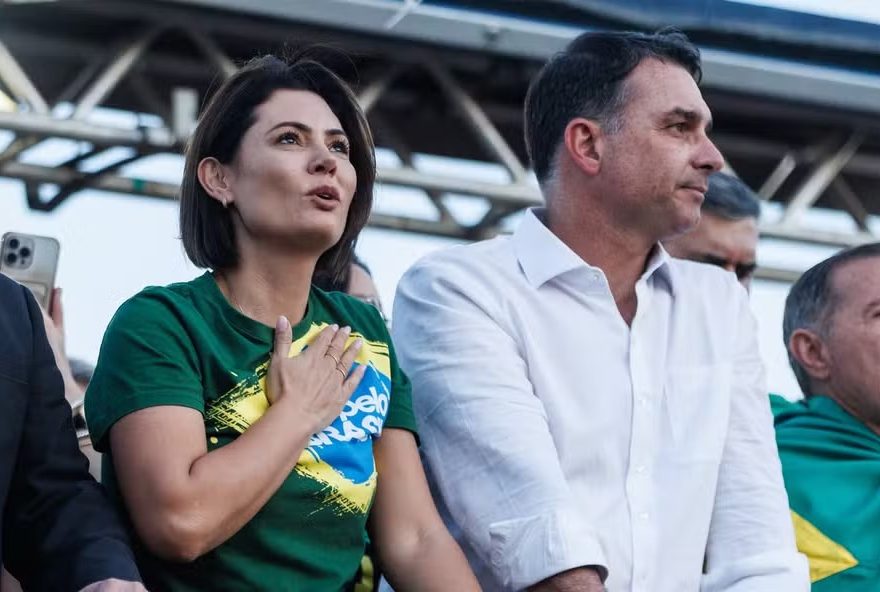 flavio-bolsonaro-reafirma-candidatura-a-presidencia-apos-postagem-de-michelle-bolsonaro flavio-bolsonaro-reafirma-candidatura-a-presidencia-apos-postagem-de-michelle-bolsonaro
