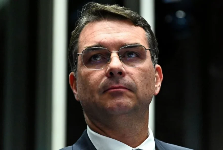 flavio-bolsonaro-recebe-missao-do-pai-junto-a-motta-e-alcolumbre