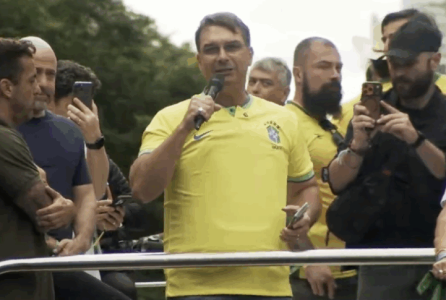 flavio-bolsonaro-registra-b.o-por-ameaca-de-fa-de-adelio-bispo flavio-bolsonaro-registra-b.o-por-ameaca-de-fa-de-adelio-bispo