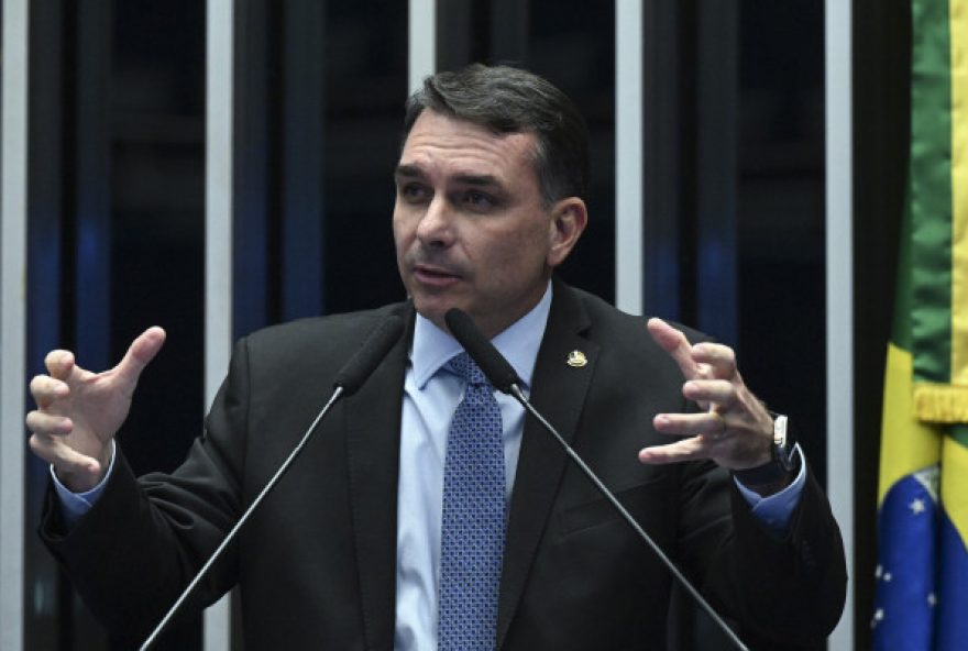 flavio-bolsonaro-rejeita-abrir-mao-da-candidatura-a-presidencia2C-exceto-para-o-pai flavio-bolsonaro-rejeita-abrir-mao-da-candidatura-a-presidencia2C-exceto-para-o-pai