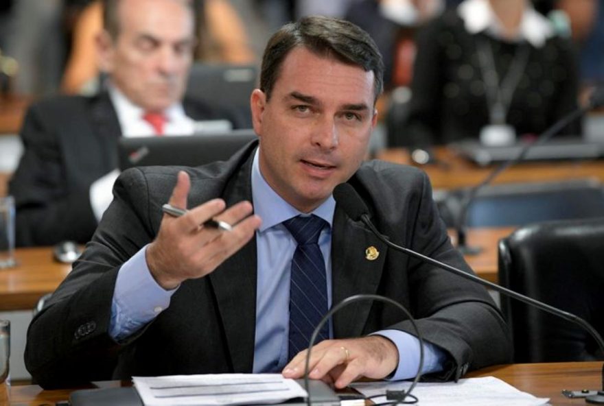 flavio-bolsonaro-rejeita-versao-meia-bomba-de-anistia