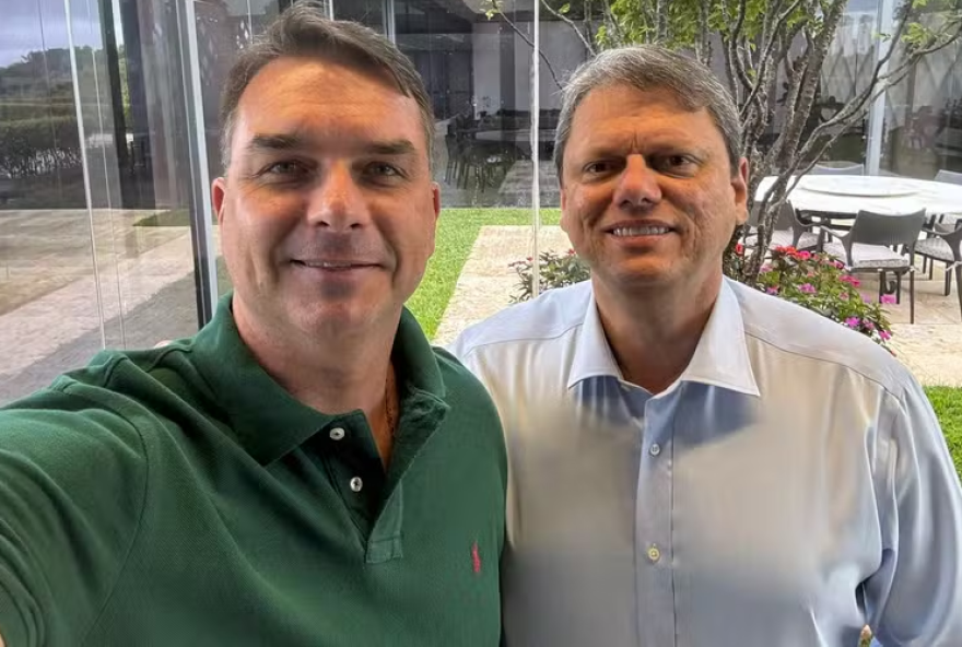 flavio-bolsonaro-relata-pedido-de-bolsonaro-para-agradecer-apoio-de-tarcisio