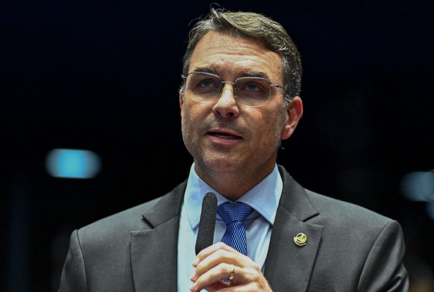 flavio-bolsonaro-relata-que-mae-e-avos-foram-feitos-refens-durante-assalto