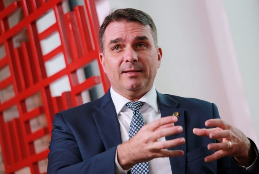flavio-bolsonaro-relata-que-mae-e-avos-foram-feitos-refens-em-assalto