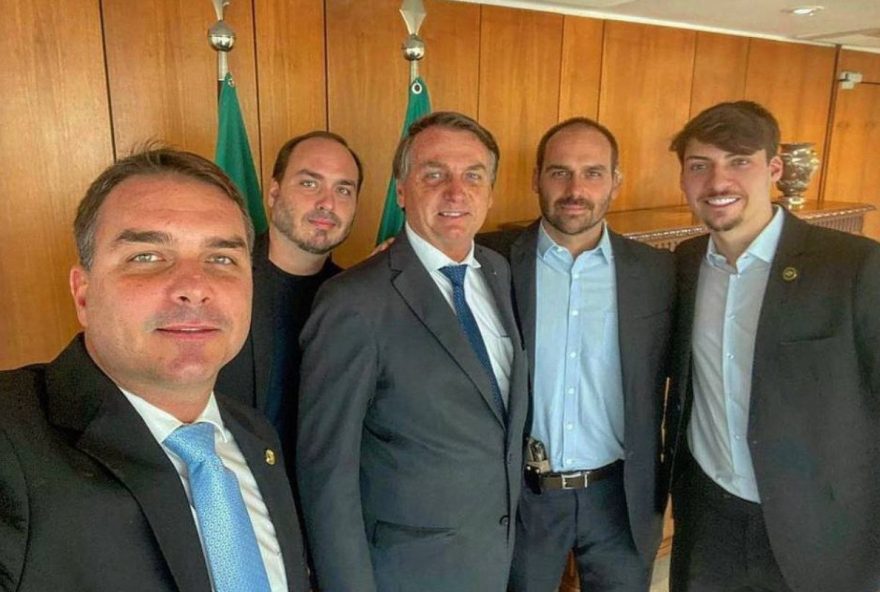 flavio-bolsonaro-revela-planos-de-candidatura-para-familiares flavio-bolsonaro-revela-planos-de-candidatura-para-familiares