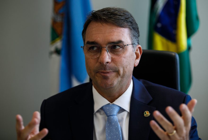 flavio-bolsonaro-se-apresenta-como-mais-moderado-em-encontro-com-empresarios-de-sp flavio-bolsonaro-se-apresenta-como-mais-moderado-em-encontro-com-empresarios-de-sp