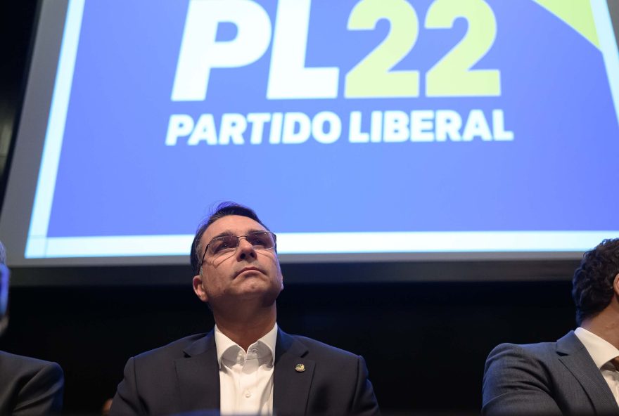 flavio-bolsonaro-se-emociona-em-reuniao-com-parlamentares-do-pl flavio-bolsonaro-se-emociona-em-reuniao-com-parlamentares-do-pl