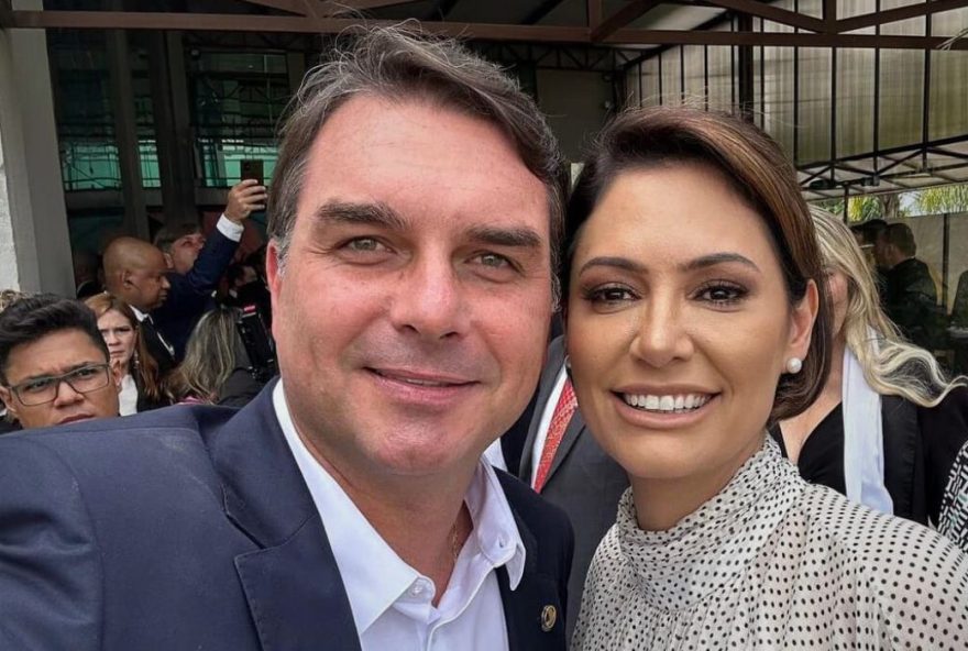flavio-bolsonaro-se-reconcilia-com-michelle-apos-crise-no-pl-sobre-apoio-a-ciro-gomes